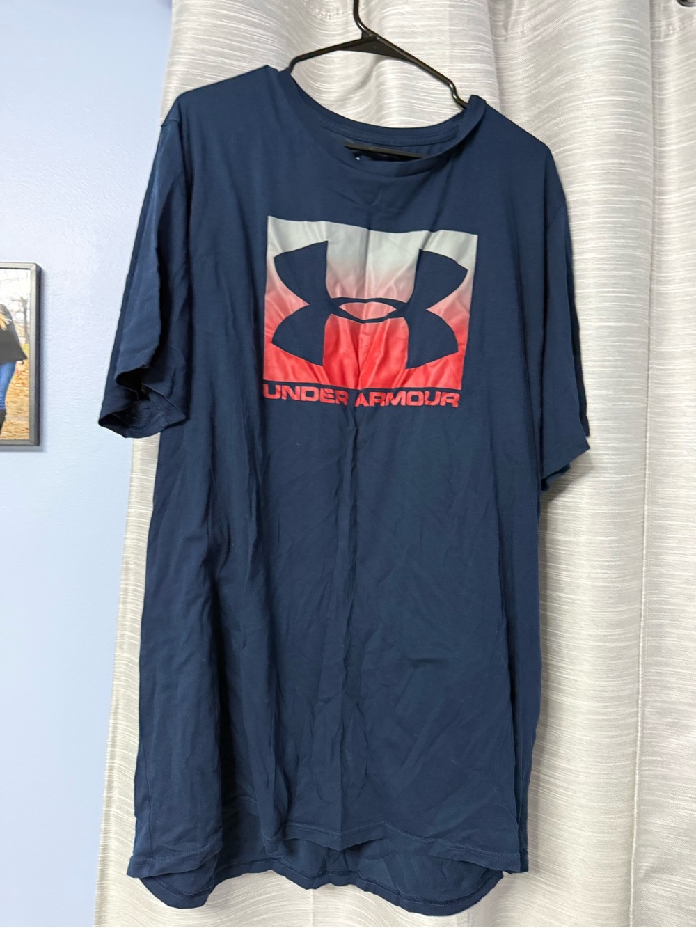 Under Armour Men’s Navy Short-Sleeve Graphic Tee with Red Logo